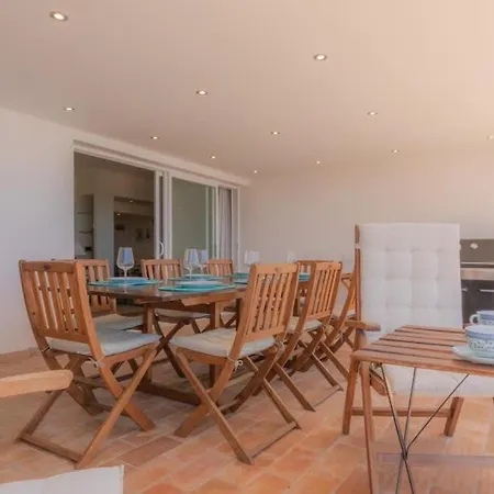 Prado - Beautiful Beachfront Vila *